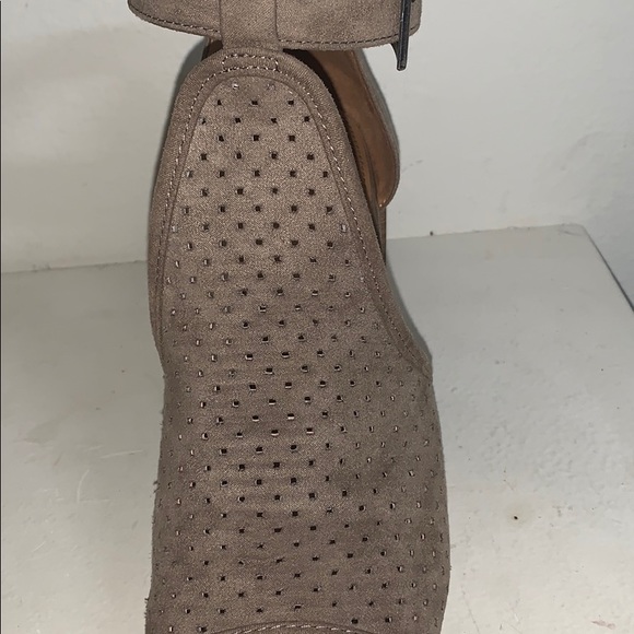 Peep-Toe Pump - Neutral Sand/Tan - Picture 5 of 7